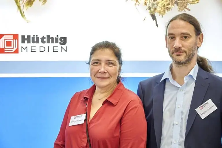 Sabine Wegmann und Ansgar Kretschmer auf dem Hüthig Messestand der Powtech 2023