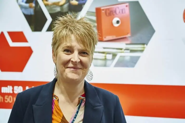 Sandra Maahs auf dem Fragus GreCon Messestand der Powtech 2023