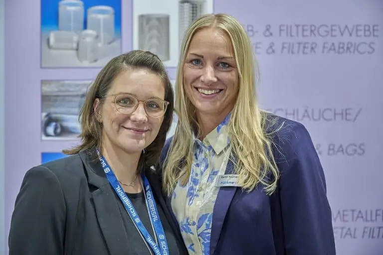 Sonja Goetz und Sarah Neumann auf dem Bückmann Messestand der Powtech 2023
