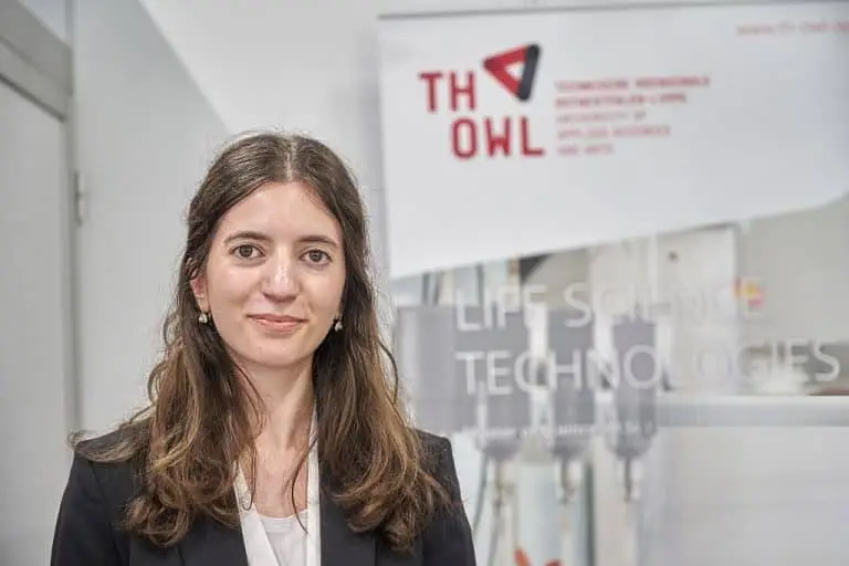 Sude Sükür auf dem OWL Messestand der Powtech 2023