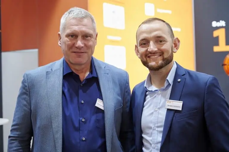 Thomas Struffmann und Sergei Zamerin auf dem Messestand der Powtech 2023 der VSR