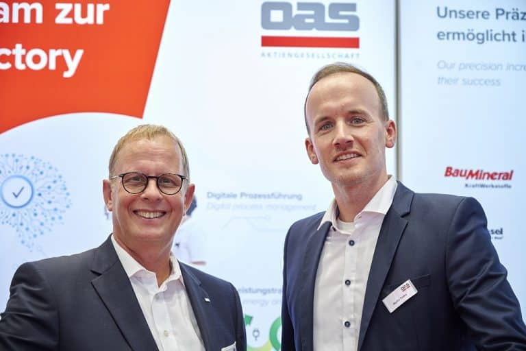 Uwe Heidbreder und Moritz Taske auf dem OAS Messestand der Powtech 2023