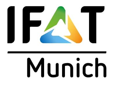 Logo der IFAT München. Das I, F und T wie auch Munich sind ganz in Schwarz gehalten. Das A des Wortes IFAT besteht aus einem Dreieck, das in ein grünes, gelbes und blaues Element jeweils über Eck unterteilt ist.