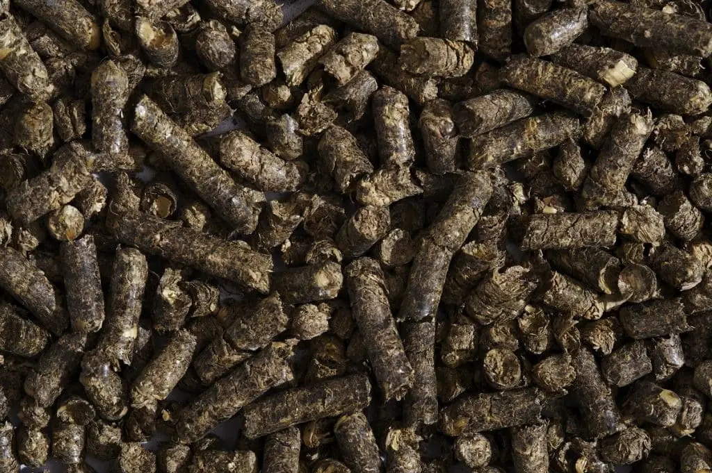 Klärschlammpellets, braun und zum Teil gebrochen.