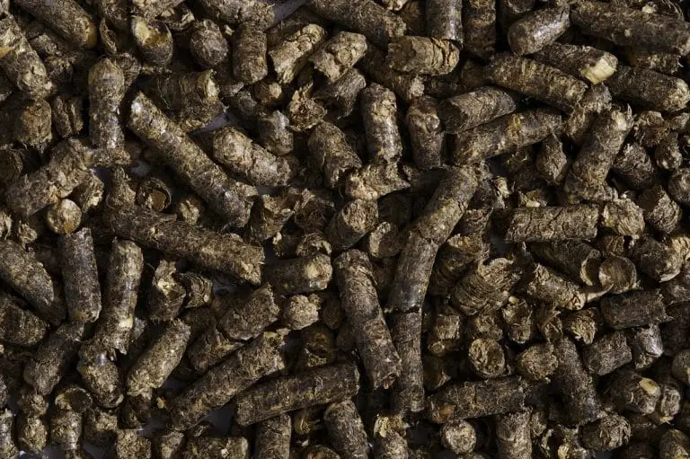 Klärschlammpellets, braun und zum Teil gebrochen.