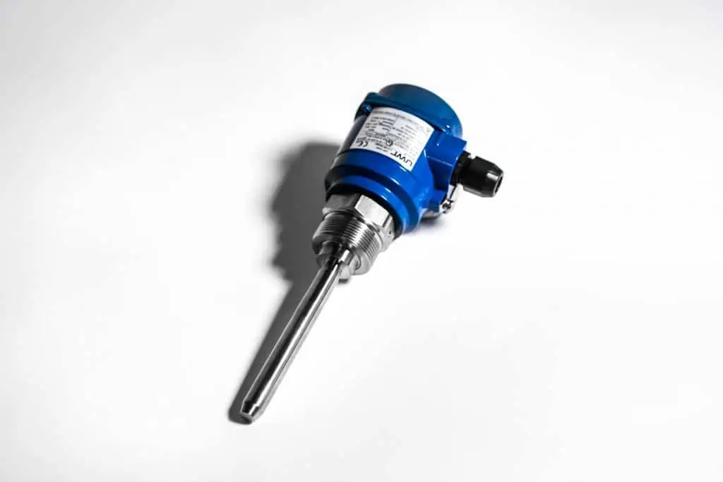 Meldesensor der UWT mit einem längeren Sensorstab, der unterhalb des blauen Technik-Kopfes des zu sehen ist.