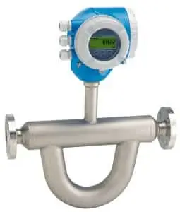 Messtechnisches Gerät der Endress+Hauser in Blau, mit Bildschirm, aufgesetzt auf ein kurzes horizontales Rohr, das sich mit einem breiteren Waagerechtem verbindet. Dieses Rohr hat rechts und links kreisrunde Anschlussstücke. Unterhalb es waagerechten Rohres ist ein Halbkreisrohr angeschweißt. D. h. die Materie im Rohr kann im waagerechten und Halbkreisrunden rotieren.