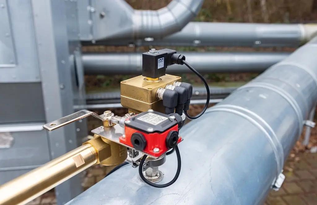 Über einem Stahlrohr ist ein Brandschutzsensor angebracht.