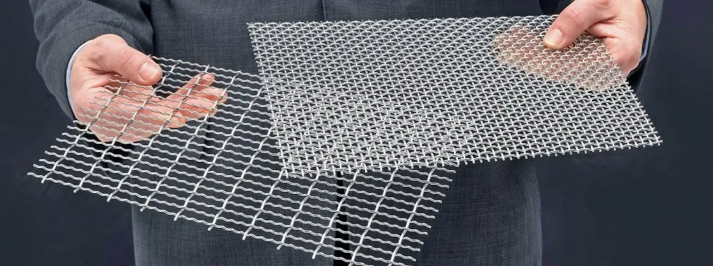 Metallsiebe mit unterschiedlichen Abständen zwischen den Stangen.
