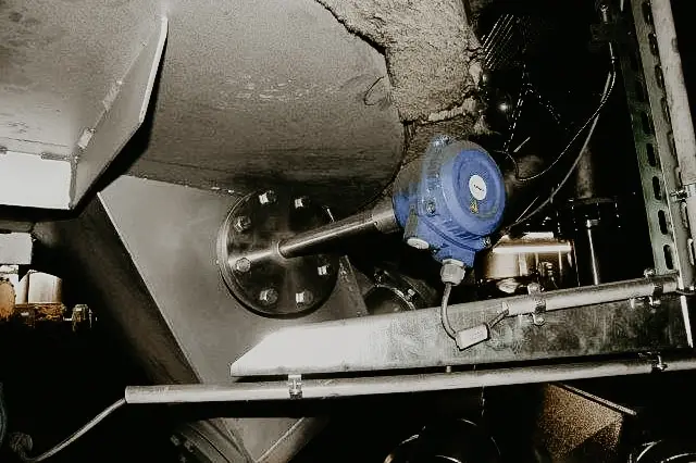 Drehflügelmelder unter einem Industriebehältnis.