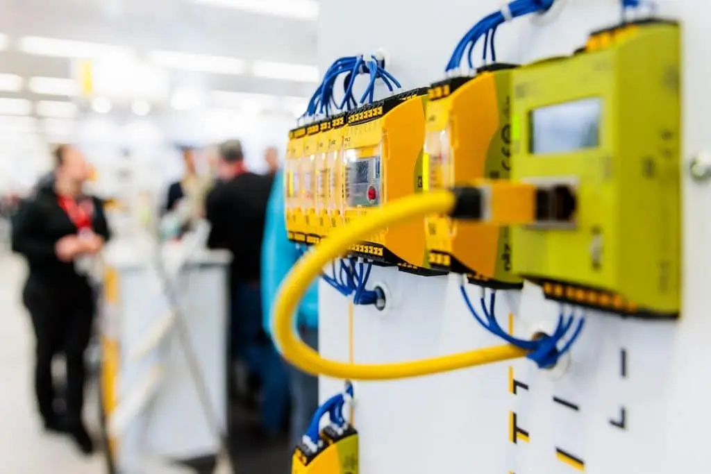 Vorne rechts an kabeln vernetzte Stecker zur Automatisierung mt Lan-Kabeln