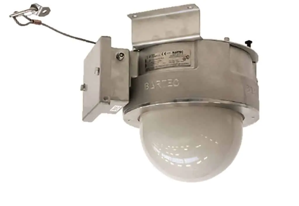 An einem Metallring hängt unten eine leicht ovale Glaskugel. Links am Metallring ist ein metallenes Kästchen. Auf dem Metallring ist eine rechtwinklige Halterung angebracht, die offensichtlich zur Befestigung an der Decke dient. Ein Metalldraht mit einer Sicherungsschlaufe und einem Karabinerhaken an einem Winkel ist oben links sichtbar.