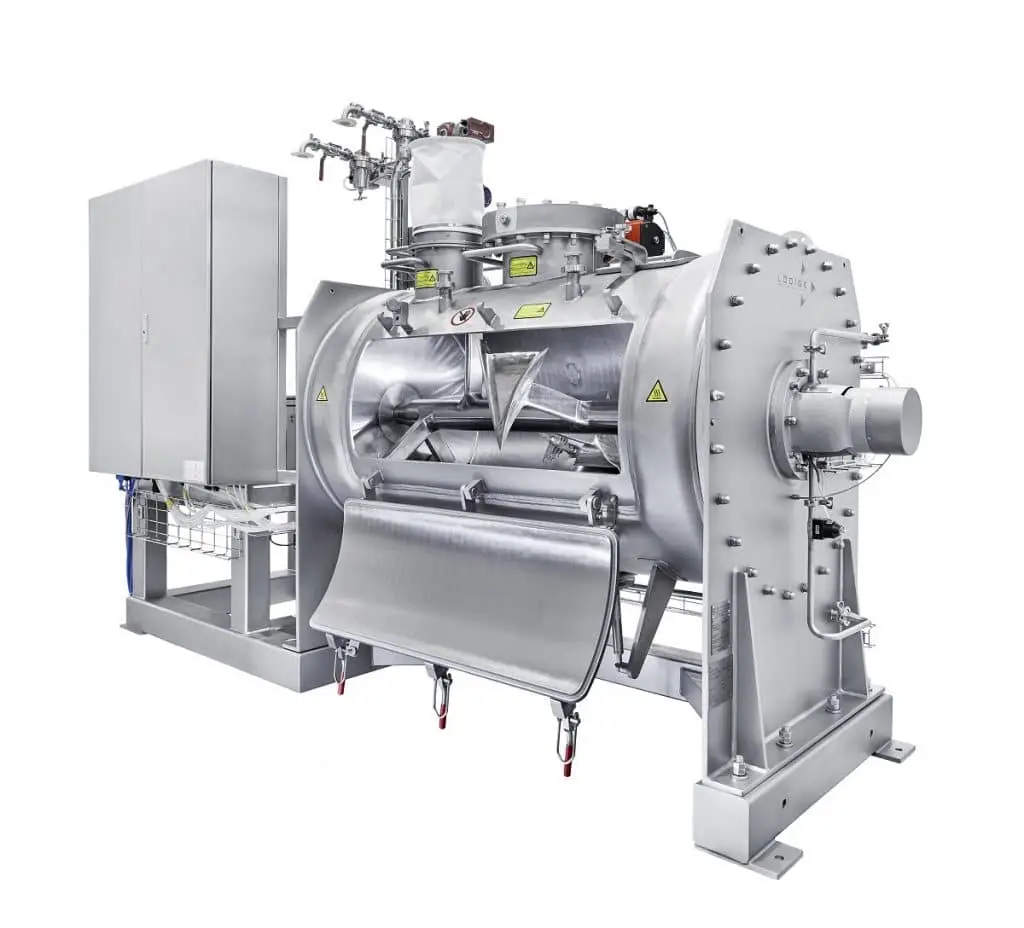 Industriemischer mit offener Mischkammer. Man sieht die Pflugschar-Mischvorrichtung. Links von der Mischkammer ein Schaltschrank. Über der Mischkammer Einlass und Überdruck-Auslässe.