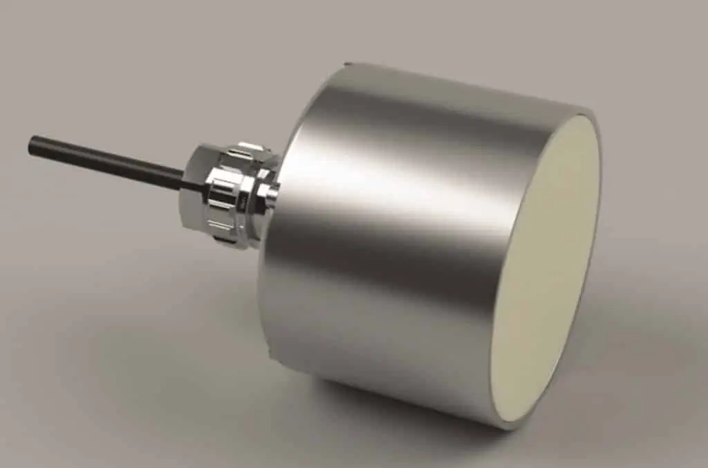 Runder großer Sensor, der an einer großen Schraube hängt. Am anderen Ende ein Kabel.