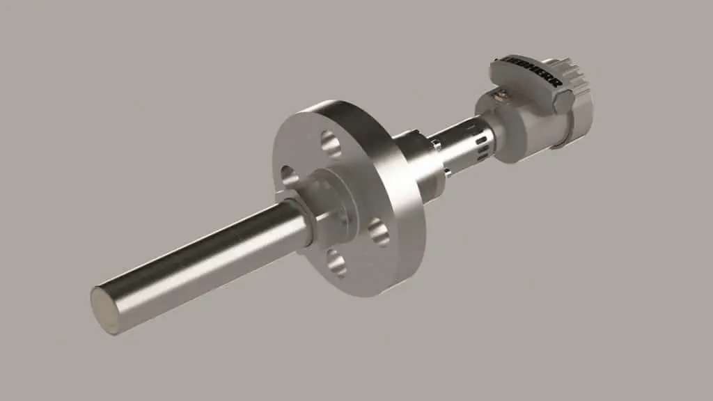 Stabförmiger schmaler Sensor, der an einer großen Schraube hängt. Am anderen Ende des Einbausystems hängt die Steuerungseinheit.