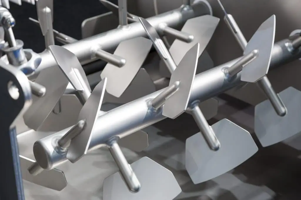 Innenleben eines Industriemischers mit mehreren Paddeln an einer Stange.