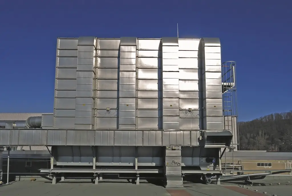 Quadratische Metallrohre, die waagerecht und horizontal miteinander verbunden sind. Der Komplex steht auf einem Außengelände.