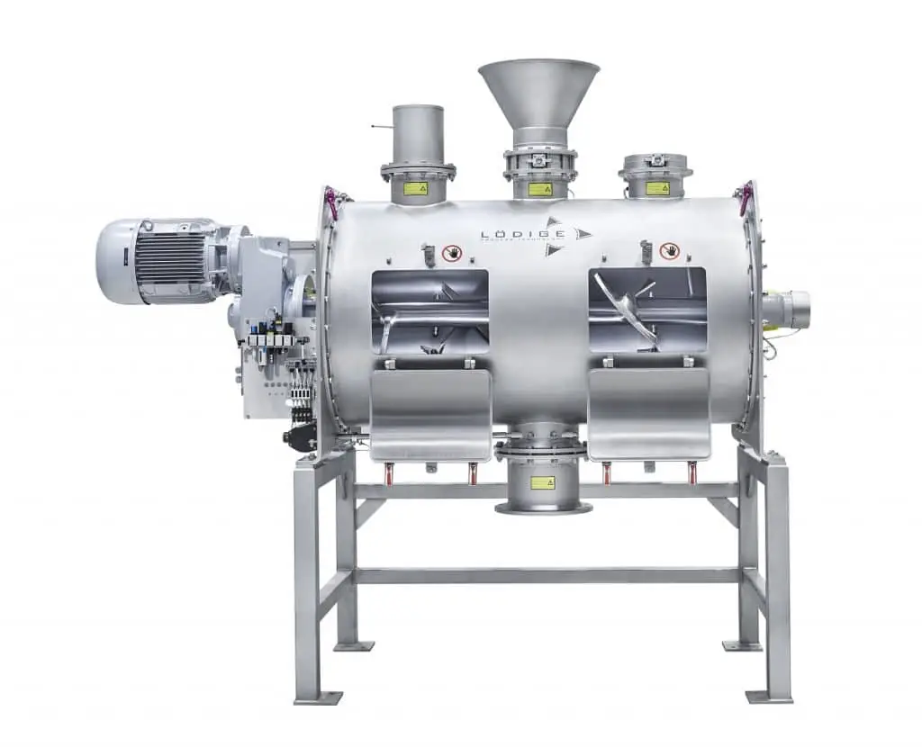 Produktfoto Pflugschar-Chargenmischer. Links ein Motor. Darauf folgend die Mechanik zur Bedienung des Pfugscharmischers. Dann folgt der Mischkörper, dessen zwei Klappen vorne geöffnet sind. Oben auf drei Einfüllstutzen und unten ein Auslaufstutzen. Rechts scheinbar das Ende des Mischstabs. Alles steht auf einem Alu-Gestell.
