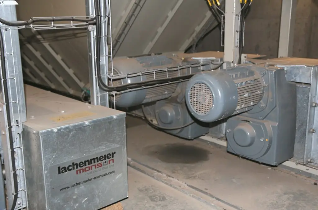 Getriebemotoren, die eingestaubt sind in einer Industriehalle