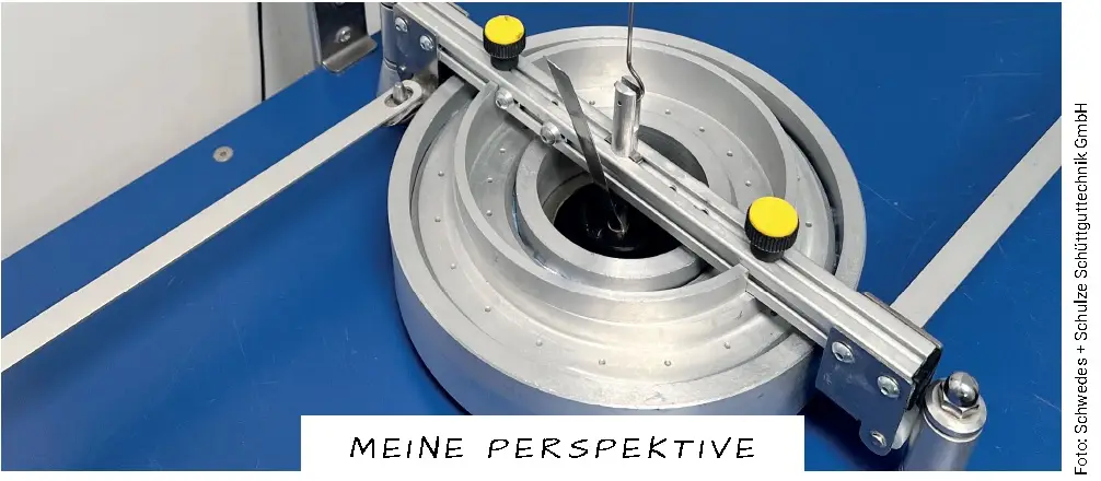 Einführungsbild für Meine Perspektive. Rohrelement mit Schiene und gelben Pöppeln,