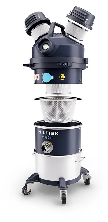 Ein Produktbild eines Industriesaugers, bei dem die Filter, zwei davon oben und einer mittig, sichtbar sind.