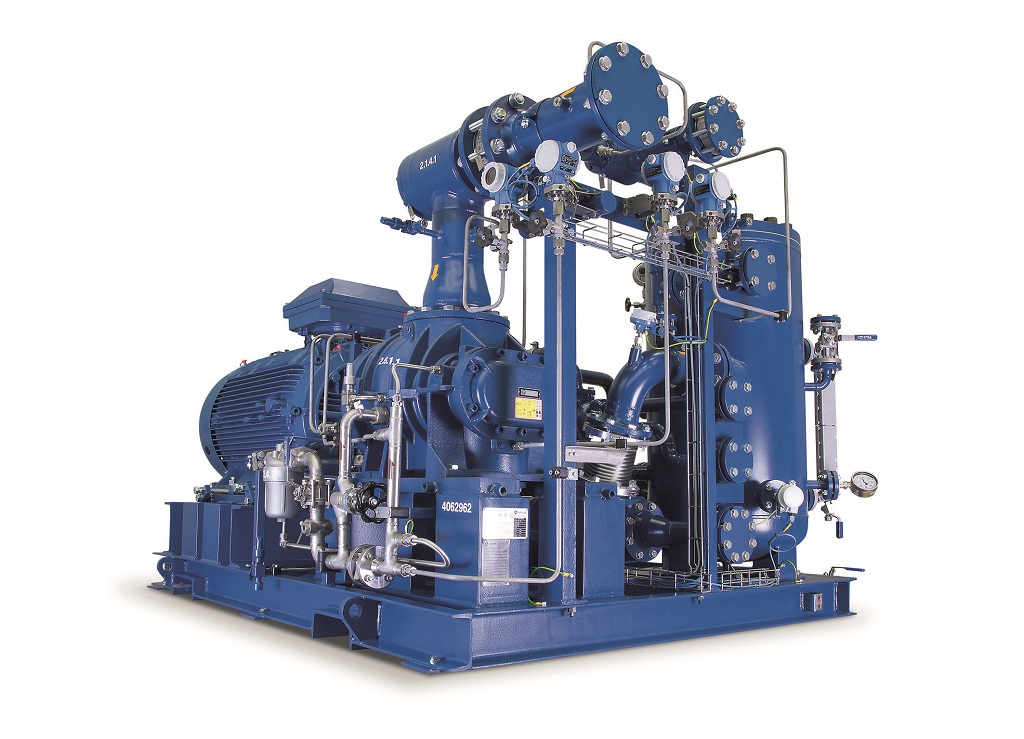 Schraubenverdichter in Blau gespritzt. Ein Kompressor und viele Rohre und Druckbehälter.