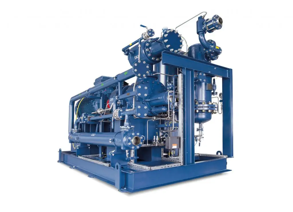 Schraubenverdichter in Blau gespritzt. Ein Kompressor und viele Rohre und Druckbehälter.