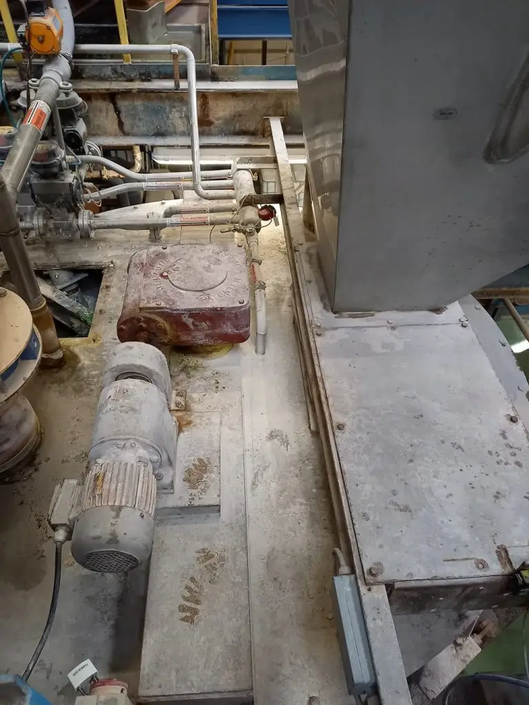 Blick von oben auf eine veraltete Mischer-Anlage einer industriellen Futtermittelproduktion