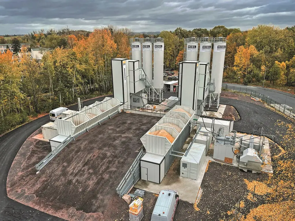 Doppelbetonmischanlage auf einem Außengelände. Container, Silos und Mischanlage