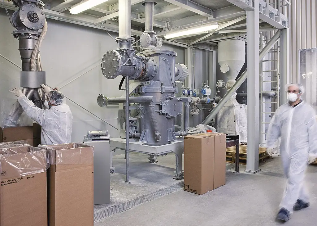 Industriesituation, in der Pulver verarbeitet wird.