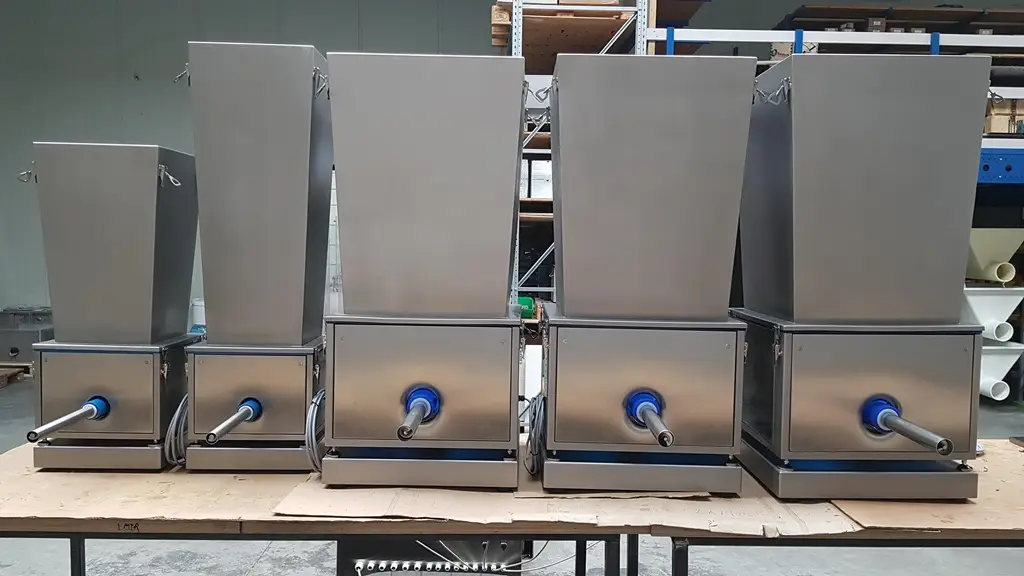 Fünf verschiedene Feeder mit unterschiedlich großen Auslassrohren