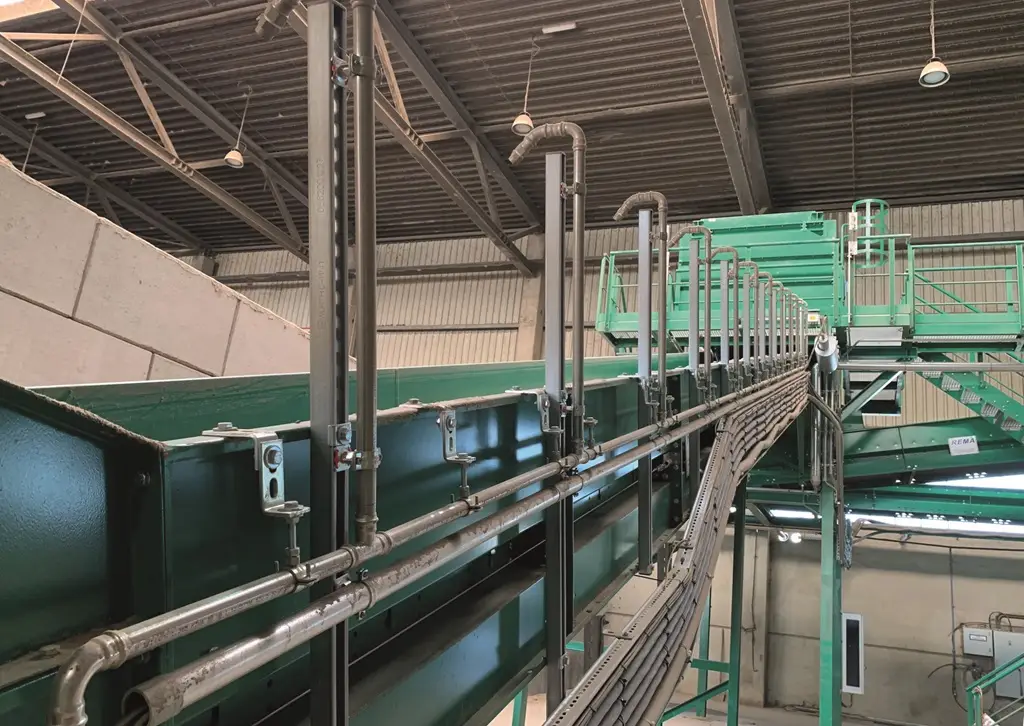 Steigförderband in einer Industriehalle