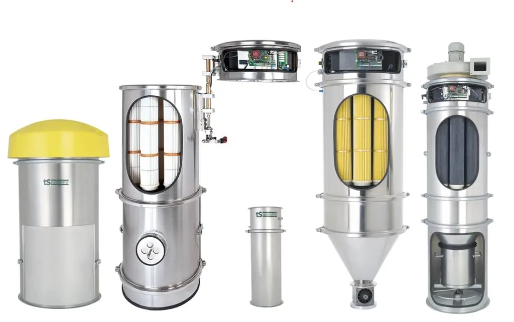 Industrie-Filter mit Steuerungseinheit. Links geschlossen mit Haube, folgend offen mit weißen Filtern und weg gedrehter Steuerung, folgend offen mit aufgesetzter Steuerung und gelben Filtern, halb verschlossen