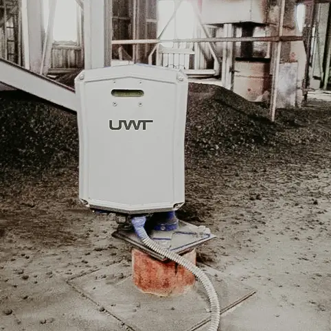 NivoBob® - NB 3200 Füllstandsmesser, der in einer Industriehalle auf einem bestehenden hohen Stutzen montiert wurde