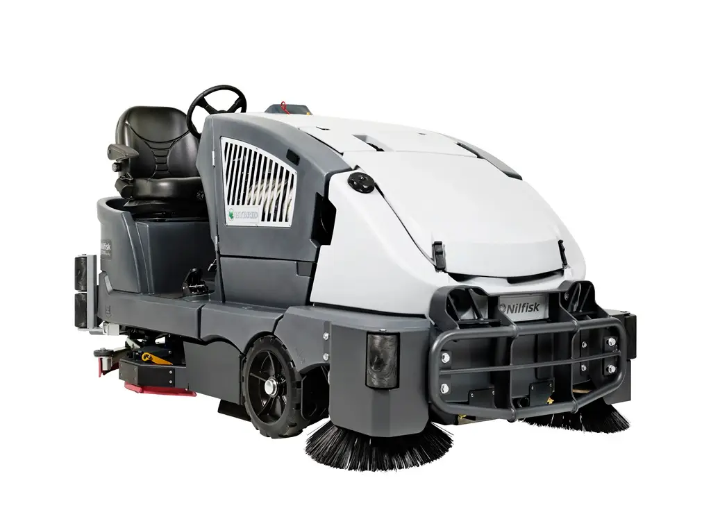 Kombinationsmaschine, die ausschaut wie ein kleiner Traktor ohne Dach und mit kleinen Reifen. Vorn sind Rundbesen