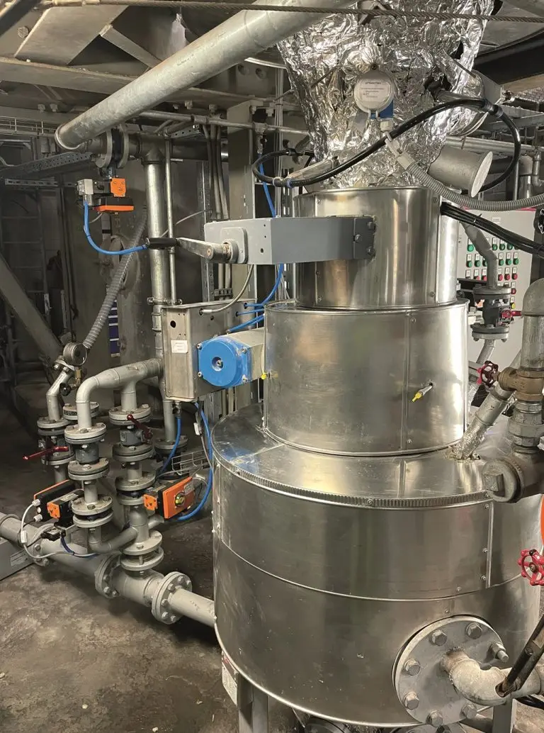 In einer Industriehalle ist ein Druckgefäß mit vielen Rohren zur Luftvertlung geregelt.