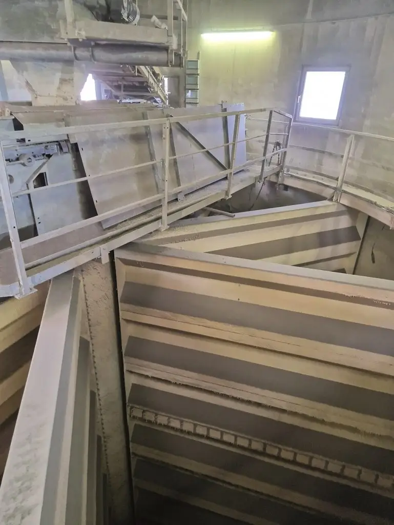 Silokammer eines Silos, die von oben über Trennwände im Kreis erzeugt wird.