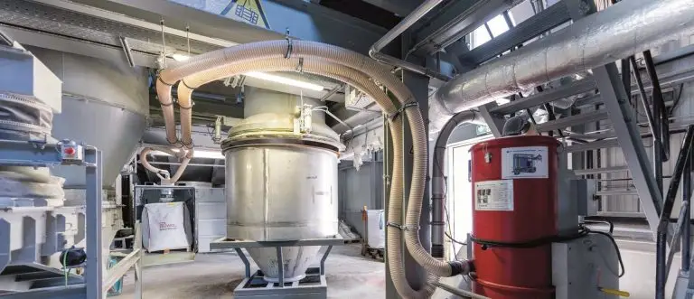 Absauganlage in einer Industriehalle