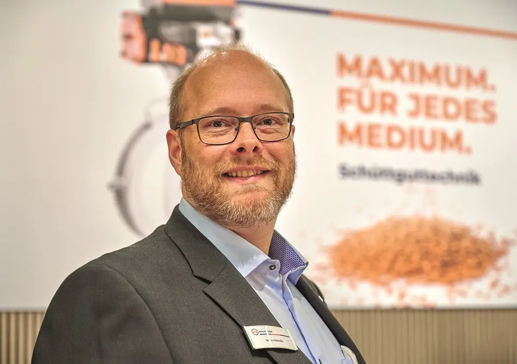 Niels Makolla von EBRO ARMATUREN Gebr. Bröer GmbH auf dem Messestand der Solids 2024