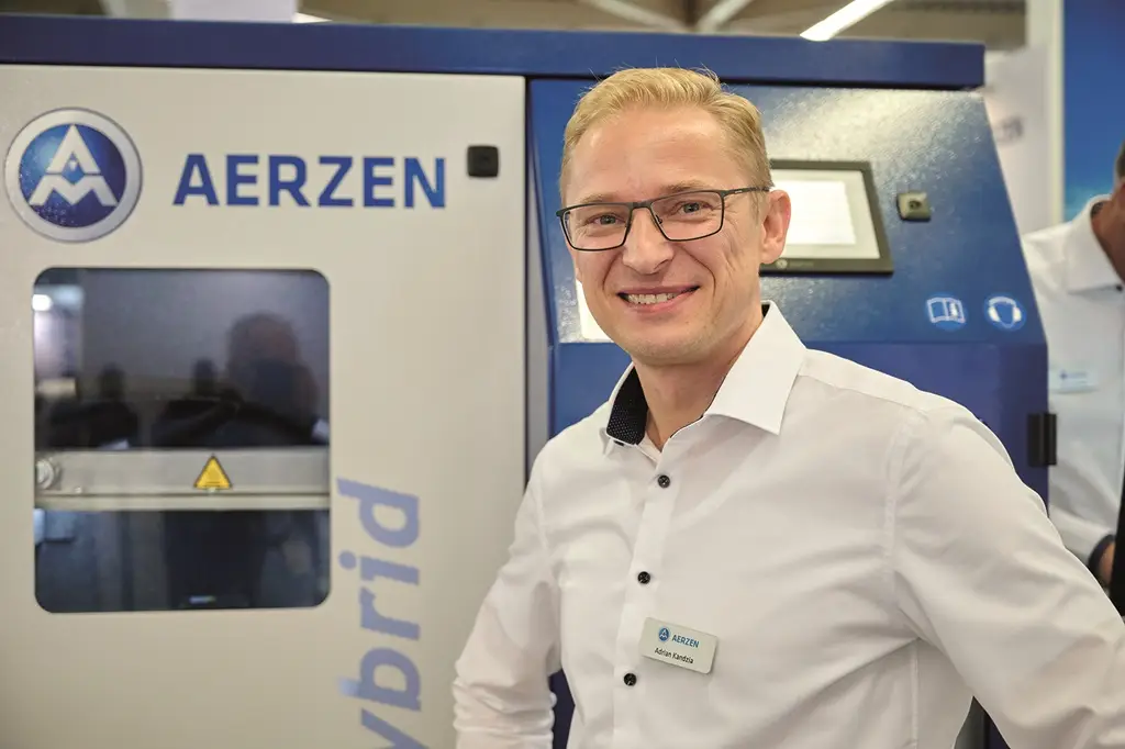 Adrian Kandzia von Aerzener Maschinenfabrik GmbH auf dem Messestand der Solids 2024