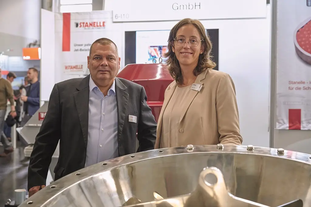 Ambros Stanelle und Sarah Fiess von Stanelle Silos +Automation auf dem Messestand der Solids 2024
