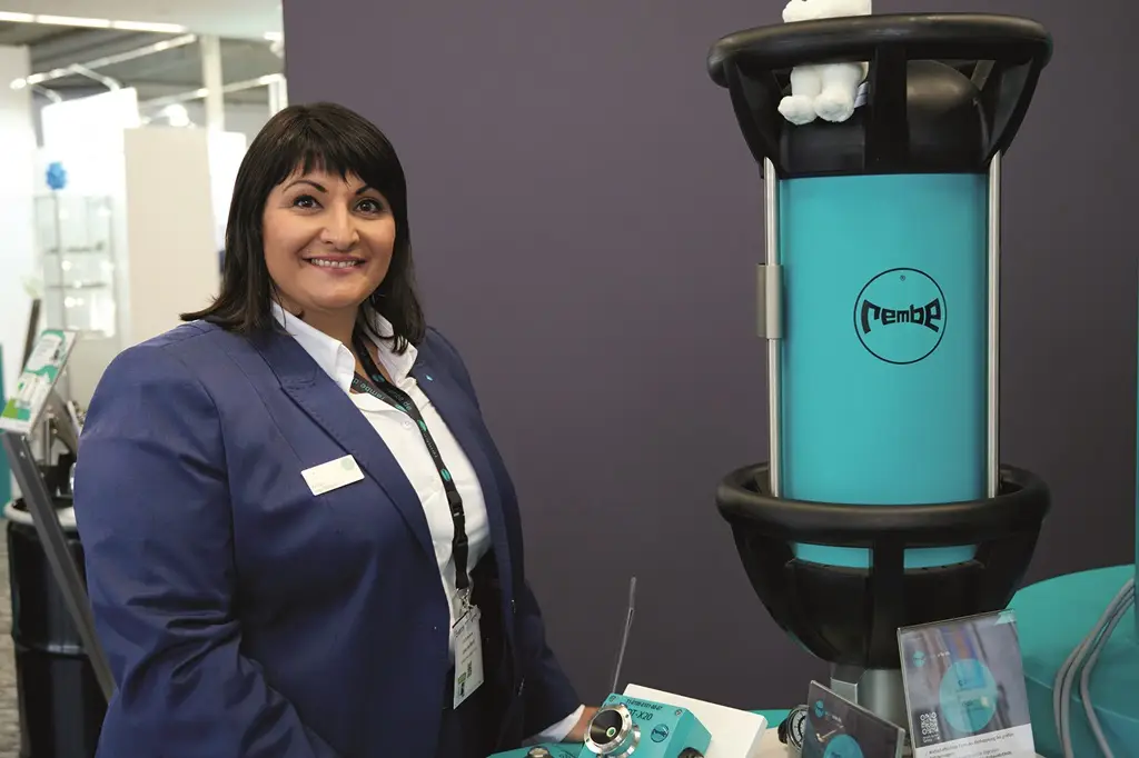 Anna von Wendt von REMBE® GmbH Safety + Control auf dem Messestand der Solids 2024
