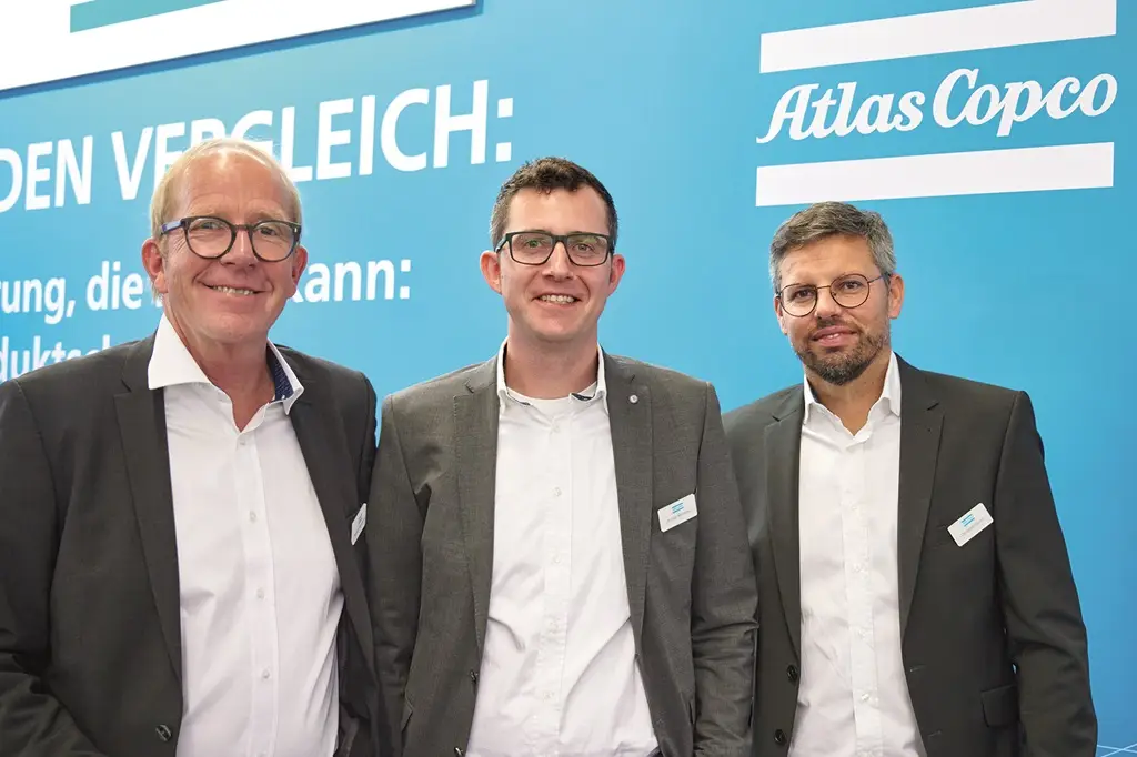 Christoph Winter, Philipp Melching und Thosten Poggenmöller von Atlas Copco Kompressoren & Druckluft GmbH auf dem Messestand der Solids 2024
