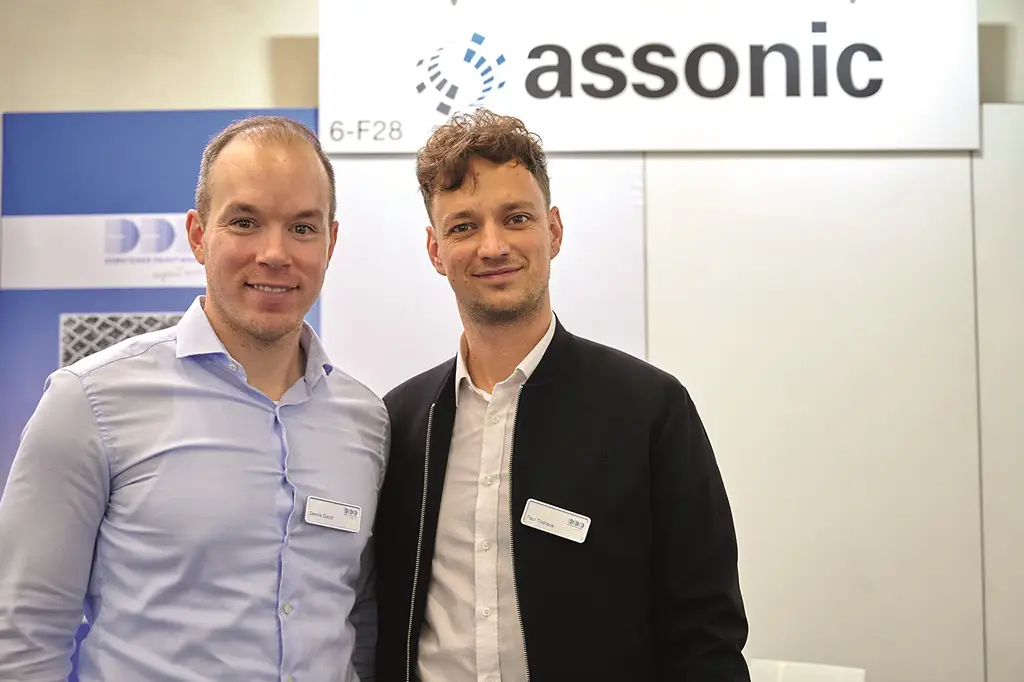 Dennis Dodot und Paul Tüshaus von assonic Dorstener Siebtechnik GmbH auf dem Messestand der Solids 2024
