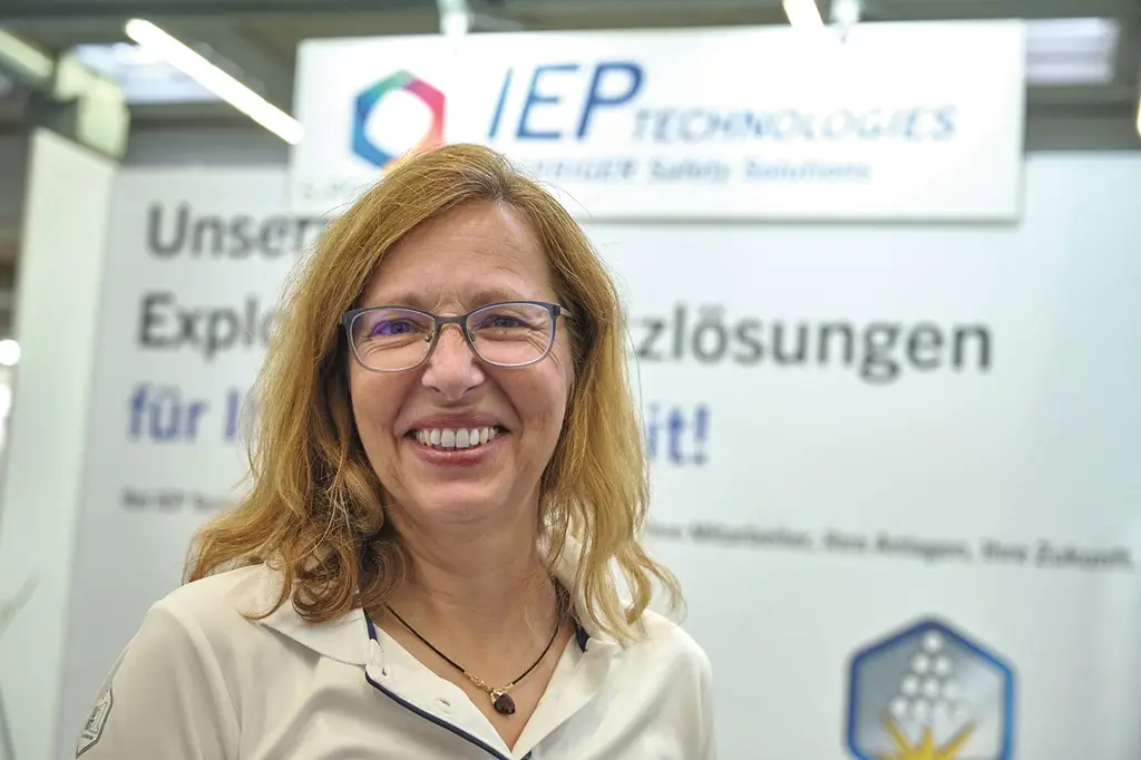 Gaby Herbrand von IEP Technologies GmbH auf dem Messestand der Solids 2024