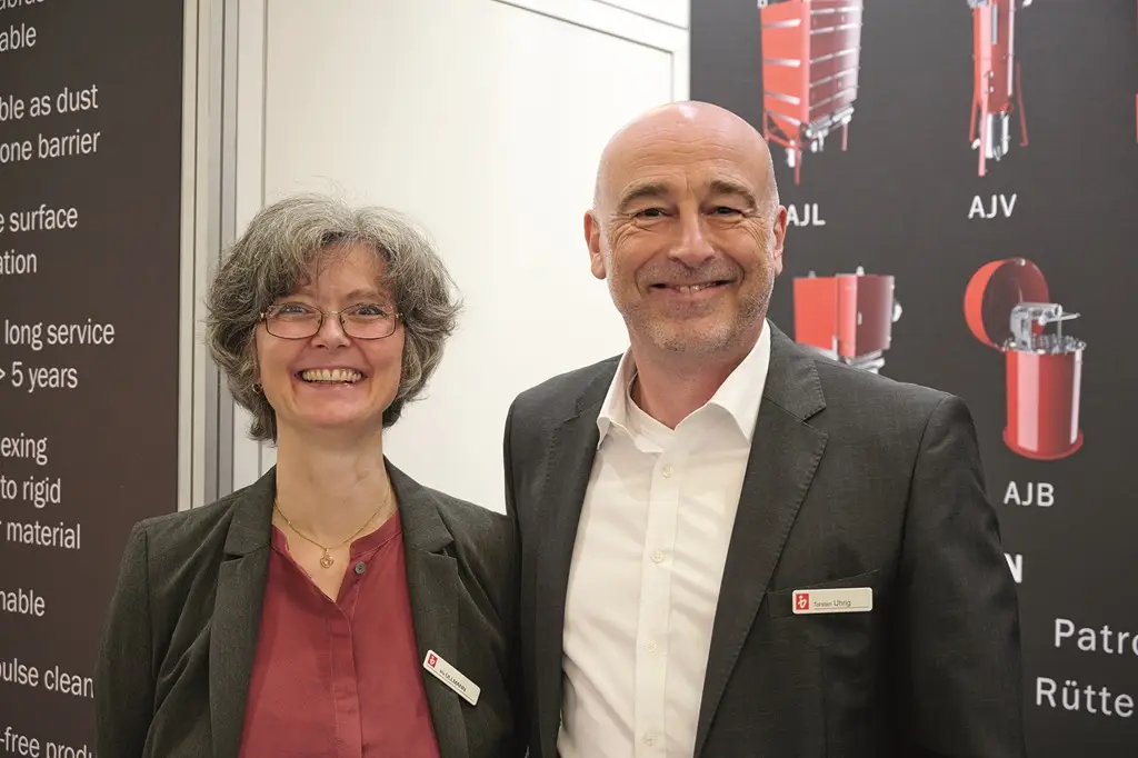 Iris Ullmann und Torsten Uhrig von Infastaub GmbH auf dem Messestand der Solids 2024