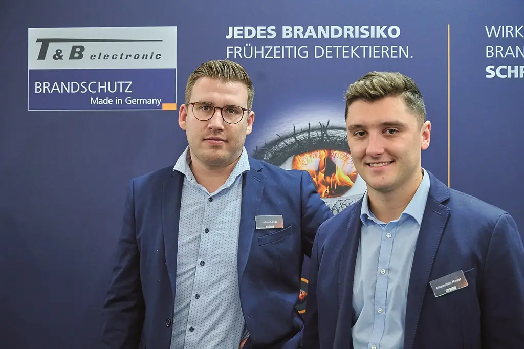 Jannis Lange und Maximilian Mauer von T&B electronic GmbH auf dem Messestand der Solids 2024
