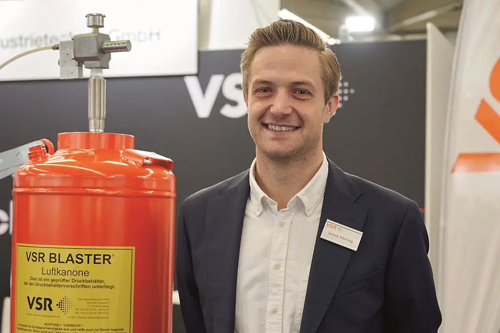 Julius Körling von VSR-Industrietechnik GmbH auf dem Messestand der Solids 2024