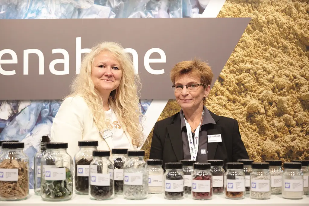 Meike Jungbluth und Gerlinde Pohlmann der roskopf Unternehmensgruppe auf dem Messestand der Solids 2024
