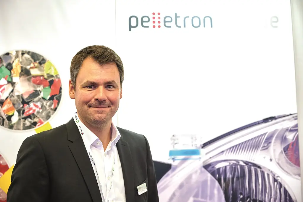 Patrik Schwarz der pelletroneurope GmbH auf dem Messestand der Solids 2024